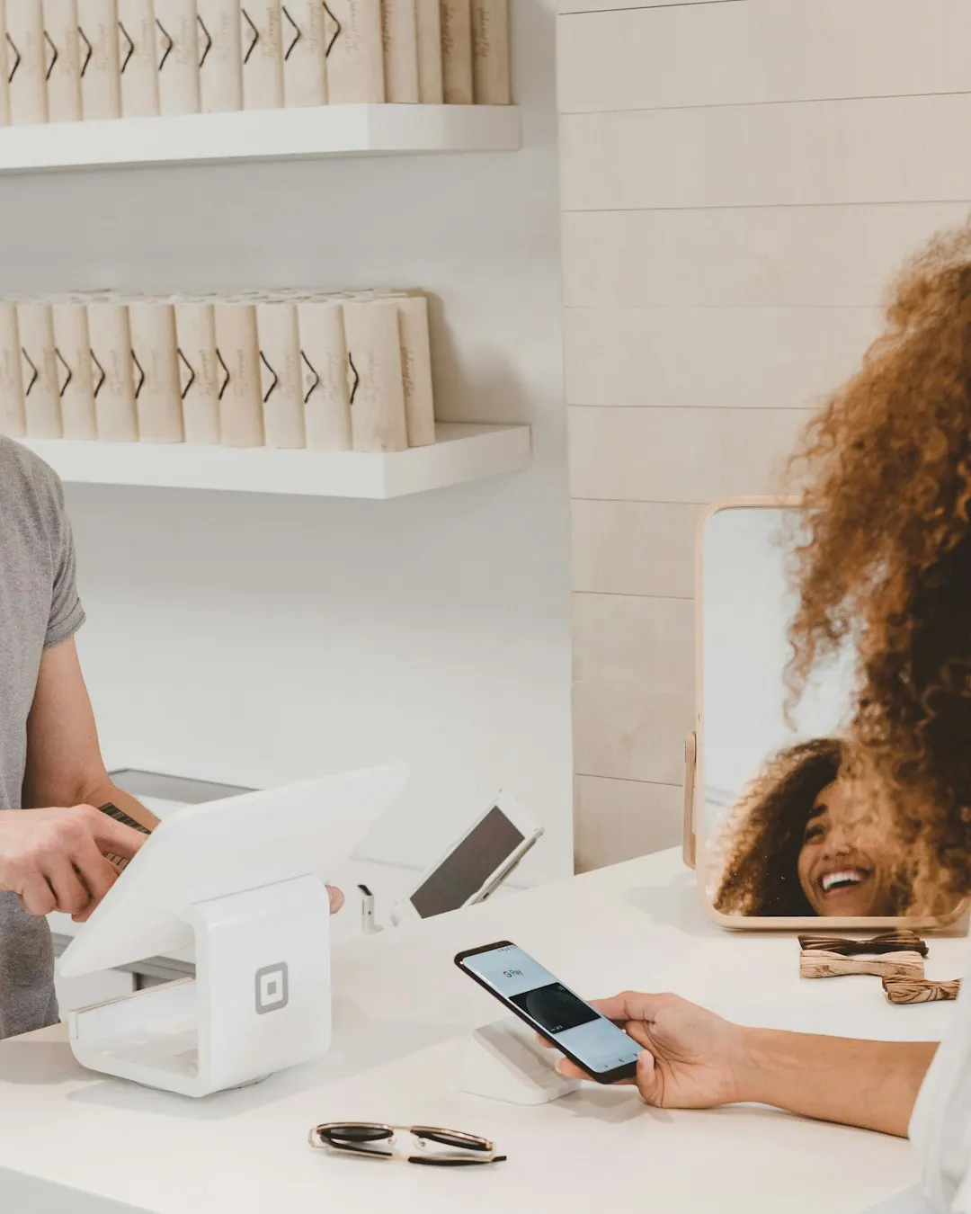 Un commerçant français souriant au travail dans sa boutique lumineuse